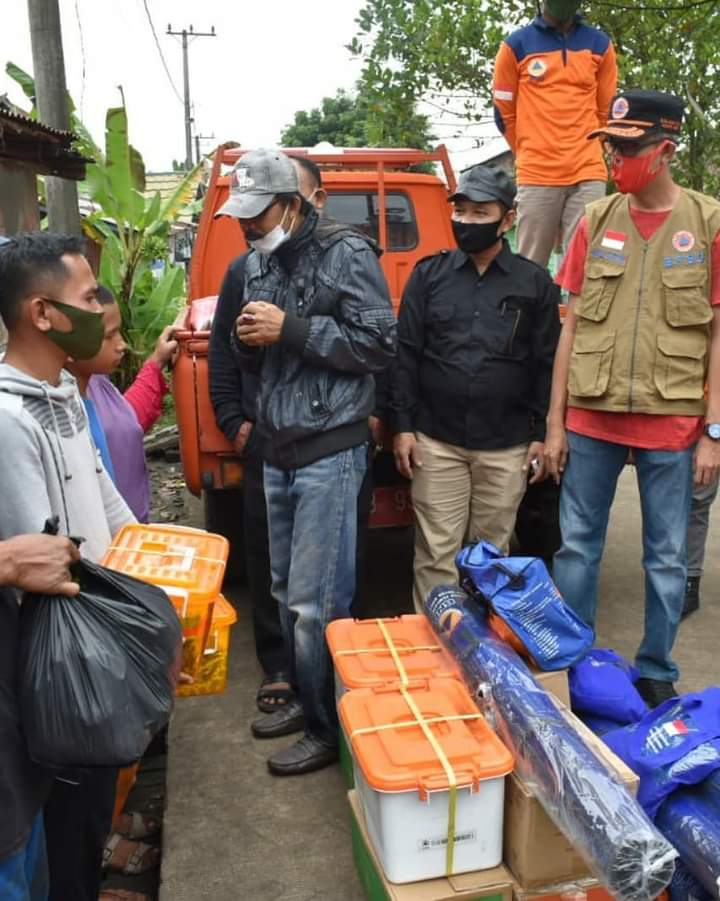 Pj Sekda Muaro Jangning bersama tim salurkan bantuan pada korban kebakaran.