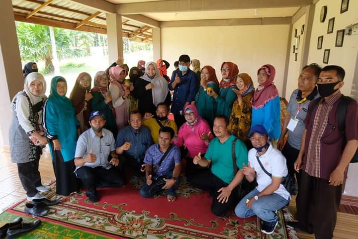 Bupati masnah berfoto bersama dengan para kepala sekolah se kecamatan mestong usai gelar audens