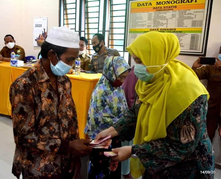 Bupati Masnah turun menyeragkan BLT-DD tahap IV di Desa Sarang Burung