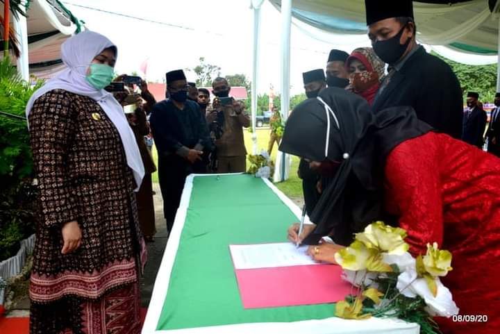 Bupati Masnah saat melaksakan pelantikan anggota BPD di Kecamatan Taman Rajo