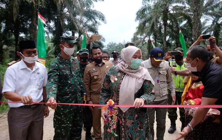 Peresmian Akses Jalan Hasil Karya Bhakti TNI 0415/Batanghari di Bahar Utara