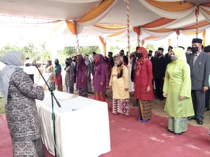 Bupati Masnah saat melantik anggota BPD di wilayah kecamatan Sungai Gelam.