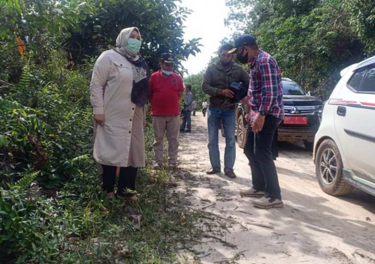 Bupati Masnah saat memantau kerusakan akses jalan di Kecamatan Mestong.