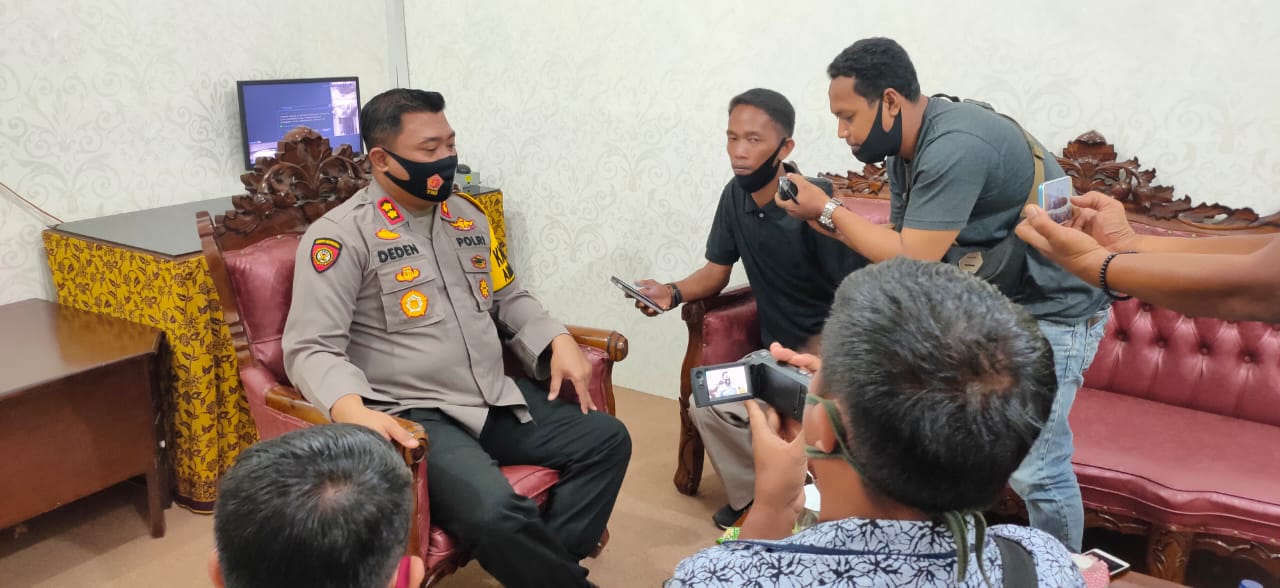 Kapolres Tanjung Jabung Timur, AKBP Deden Nurhidayatullah saat ditanyai awak media.