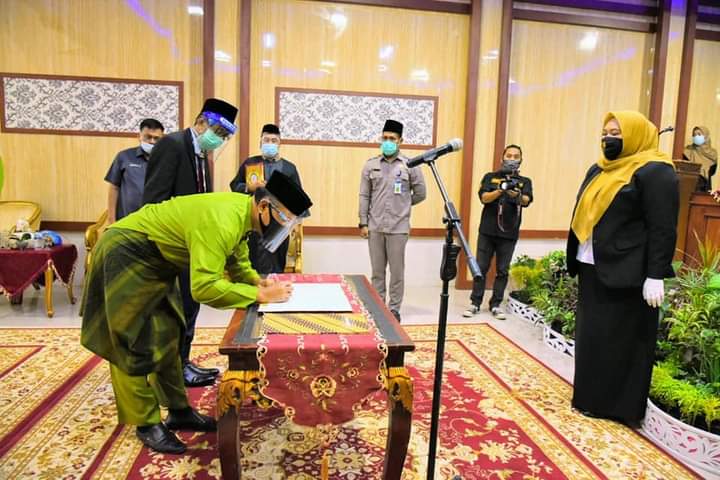 Bupati Masnah saat melantik 18 pejabat eselon II Pemkab Muaro Jambi.(Foto: Humas)