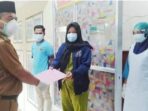 Plt Bupati Merangin H Mashuri memulangkan dua orang pasien sembuh Covid-19.(ist)