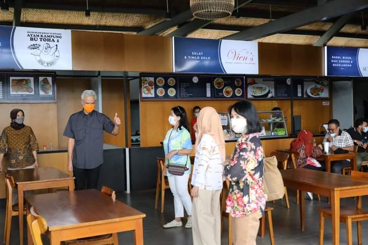Gubernur Jawa Tengah, Ganjar Pranowo saat melakukan pengecekan di rest area di Tol Semarang-Solo.
