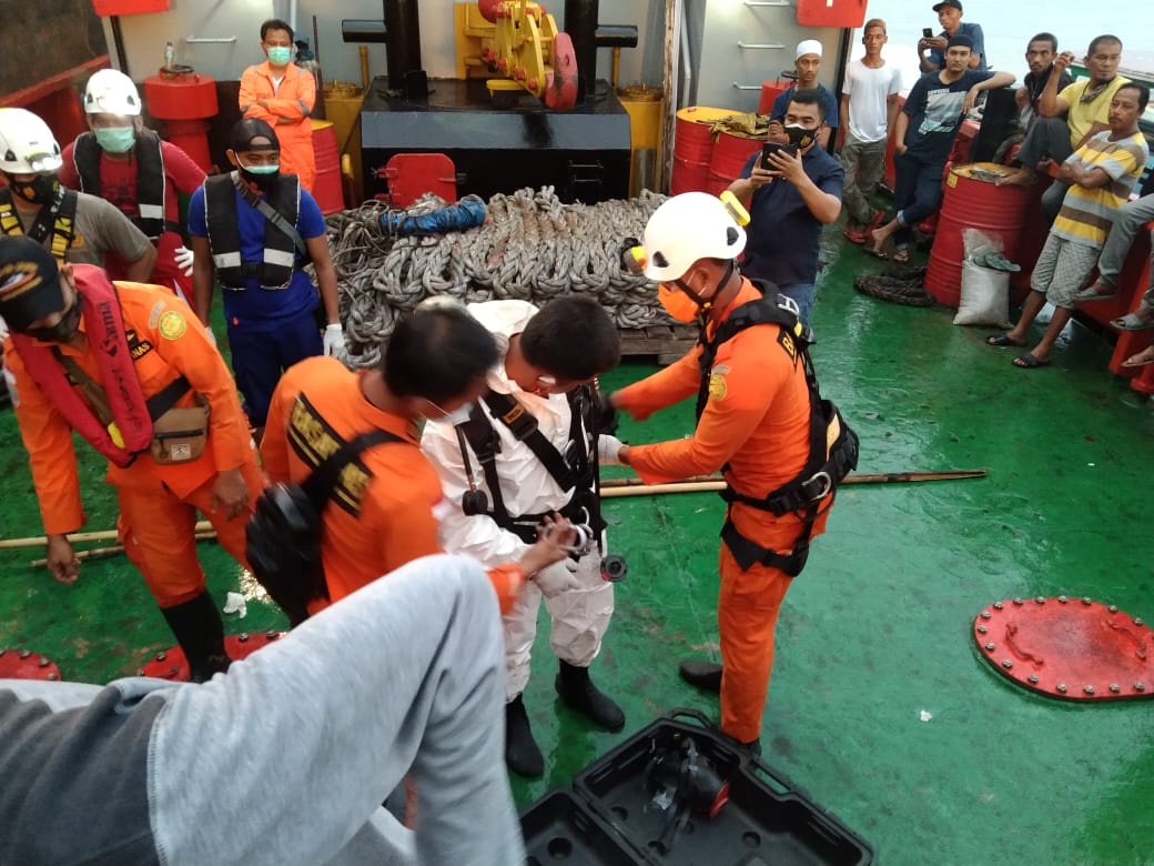 Polisi bersama Dit Airud, TNI dan Basarnas saat melaksanakan proses evakuasi.