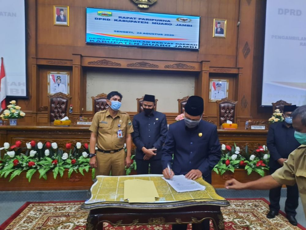 penandatanganan (teken) Nota Kesepakatan bersama antara Pemkab Muaro Jambi dengan DPRD Kabupaten Muaro Jambi