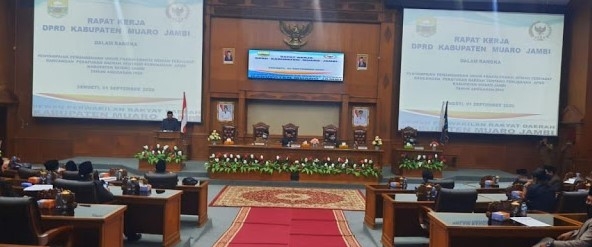 Paripurna penyampaian pemandangan umum fraksi-fraksi di DPRD Muaro Jambi.