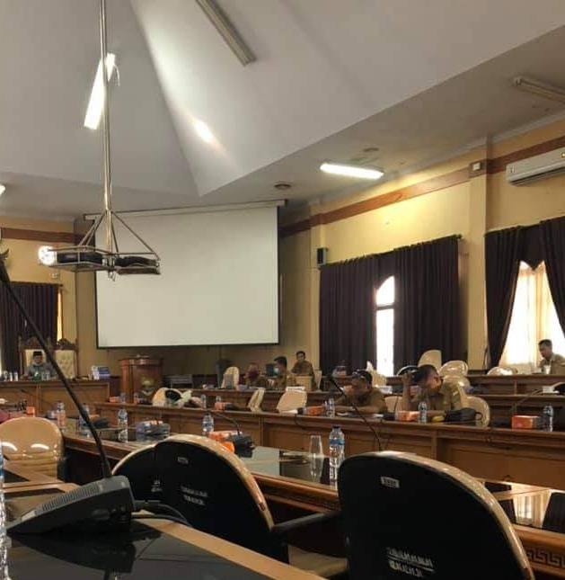 DPRD Muaro Jambi hearing dengan OPD di ruang rapat gabungan.
