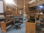 Petugas dari BPBD Muaro Jambi lakukan penyemprotan disinfektan di gedung DPRD Muaro Jambi.