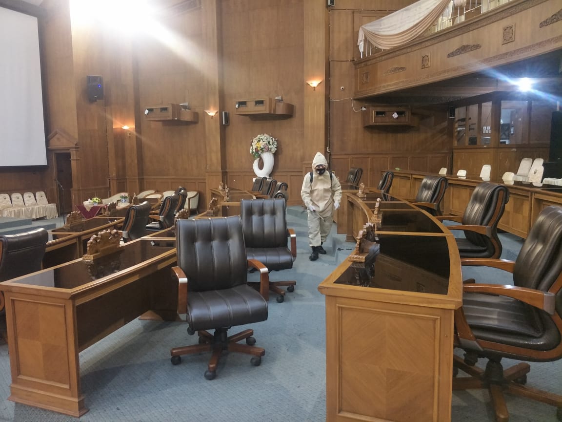 Petugas dari BPBD Muaro Jambi lakukan penyemprotan disinfektan di gedung DPRD Muaro Jambi.