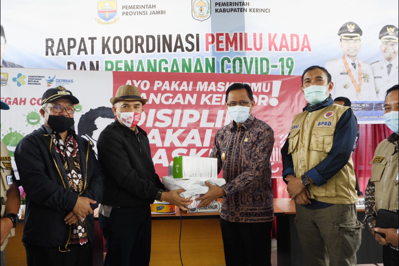 Serah terima bantuan alat kesehatan dari Penjabat sementara Gubernur Jambi kepada Bupati Kerinci,Adirozal.