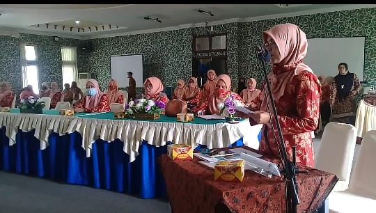 Darma Wanita Persatuan UIN STS Jambi saat acara Peringati Maulid Nabi