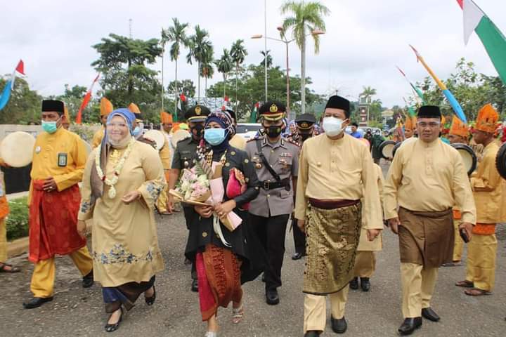 Rombongan Bupati Masnah dan Wakil Bupati Bambang Bayu Suseno berjalan kompak untuk mengikuti paripurna HUT Muaro Jambi ke-21.