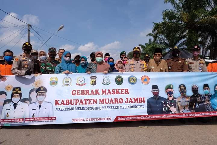 Bupati melaunching gerakan Gebrak Masker