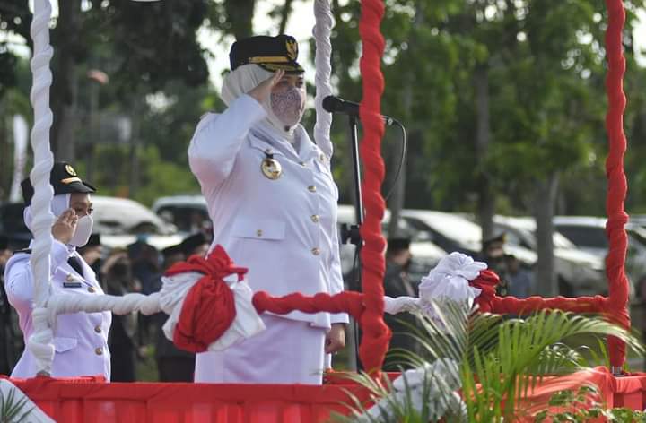 Bupati Masnah saat jadi Irup HUT RI Ke-75