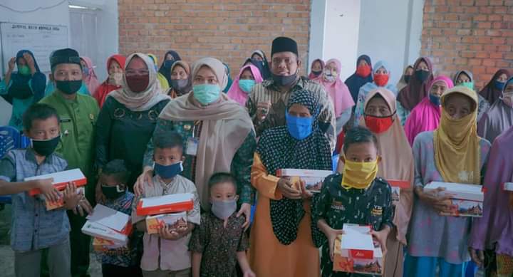 Bupati Masnah bersama warga Desa Mendalo Laut