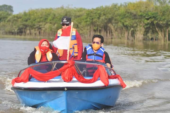 Bupati Masnah nakodai speed boat jelajahi danau tangkas