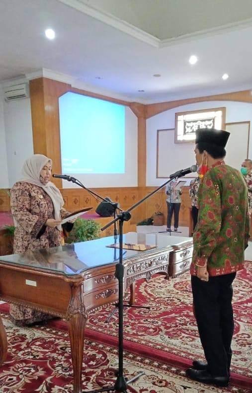 Bupati Masnah saat melantik Pj Sekda Muaro Jambi