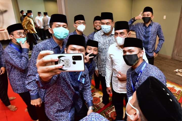 Kafilah Sumut Selfie bersama Gubernur Edy Rahmayadi.(ist)