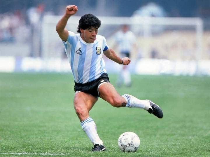 Legenda sepakbola Argentina Diego Maradona ketika bermain di Timnas Argentina.