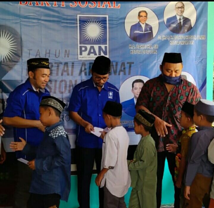 Anggota DPRD Muaro Jambi Robinson Sirait saat menyalurkan santunan ke panti