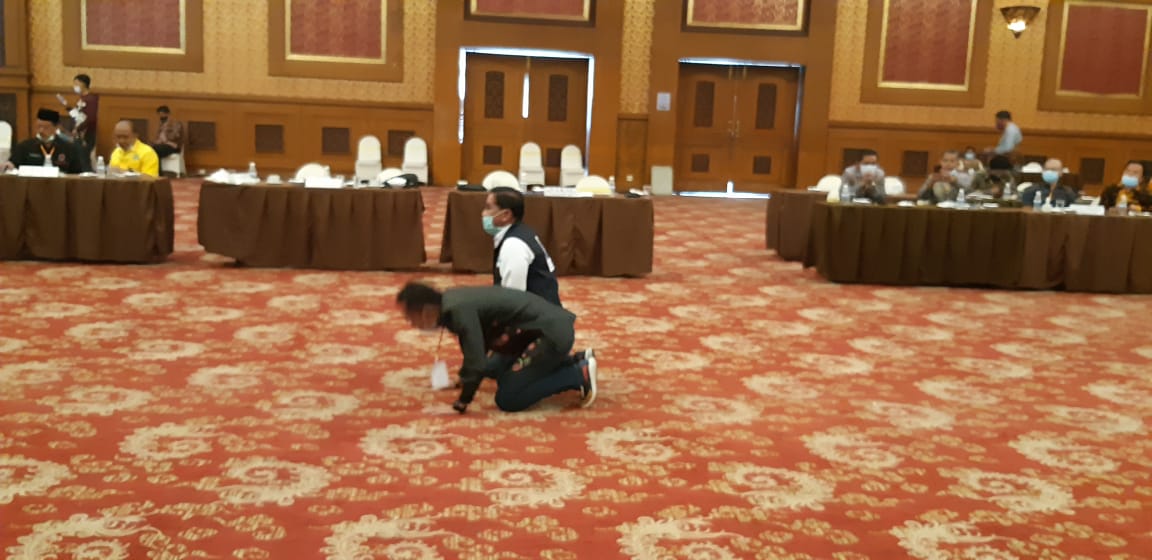 Menang di Pilgub Jambi, Saksi Haris - Sani sujud syukur di acara Pleno KPU