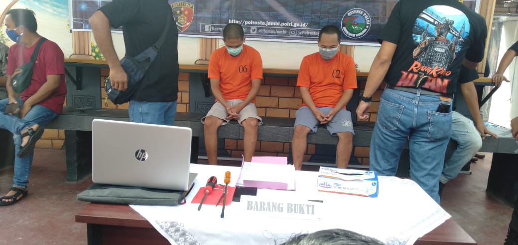 Dua pelaku Curat saat berada di Polresta Jambi.(Foto:Ras/Jambipers.com)
