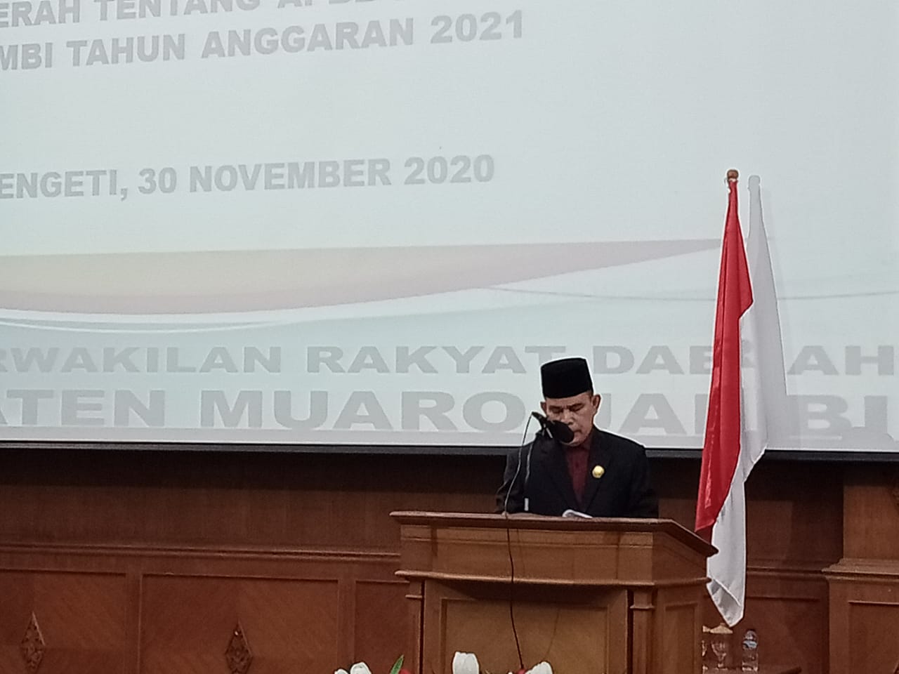 Jubir PDI-P Baijuri saat membacakan pendapat akhir fraksi.