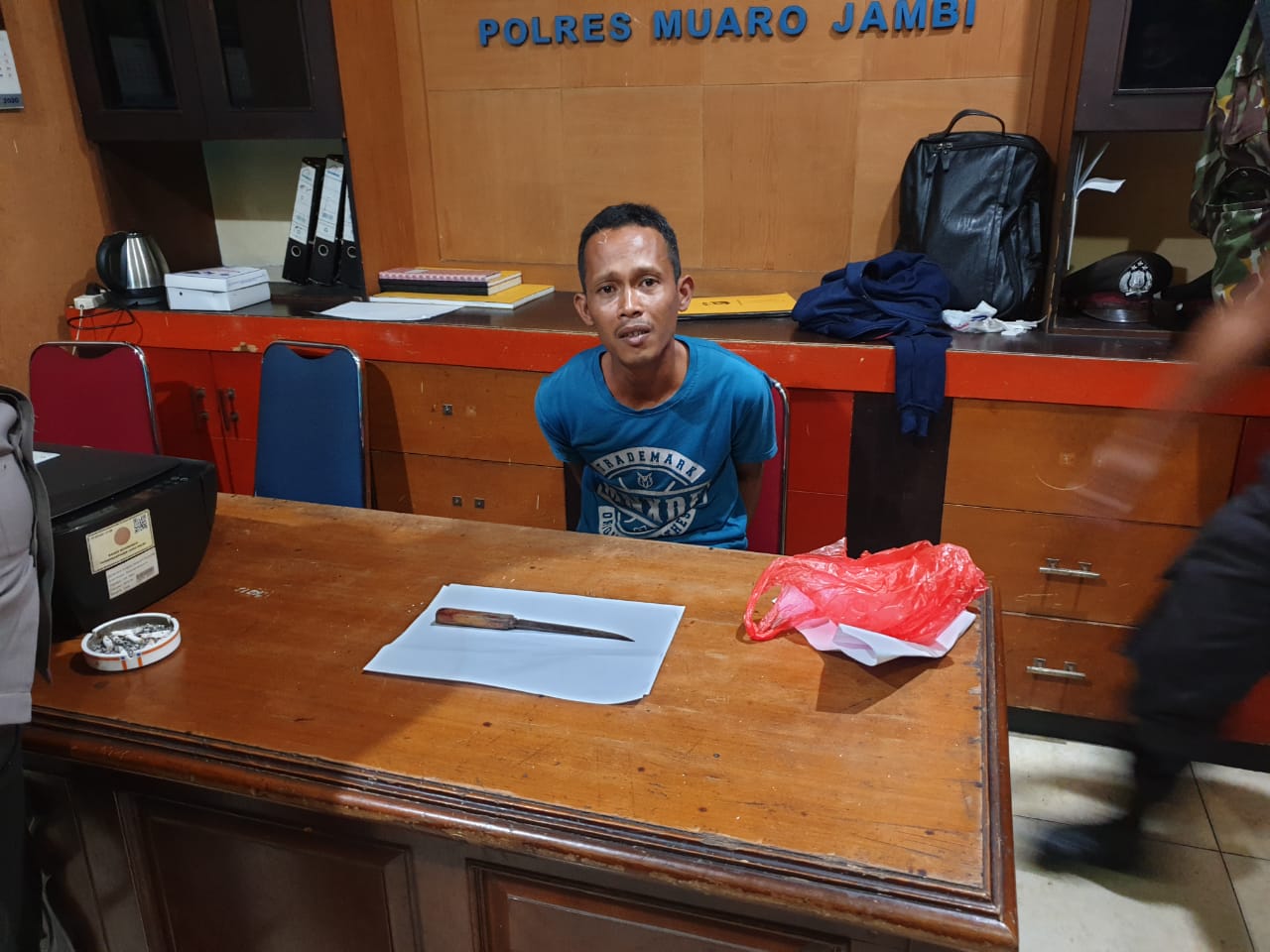 Fahrur Rozi, pelaku Pembunuhan dan penganiayan terhadap ibu dan bapak kandungnya saat diamankan di Mapolres Muaro Jambi.