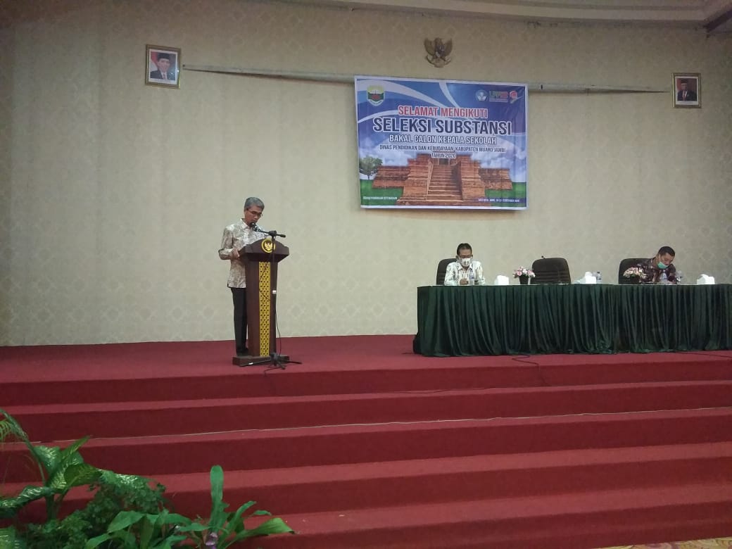 Kepala Dinas Pendidikan dan Kebudayaan Muaro Jambi, Erwanisah sampaikan sambutan dalam acara seleksi substansi bakal calon kepala sekolah.