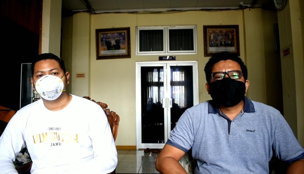 Dr.Masiyan, M.Ag dan dr.Tri Winowo memberikan penjelasan penundaan kegiatan jalan santai UIN STS Jambi.(Foto: Bujangdek).