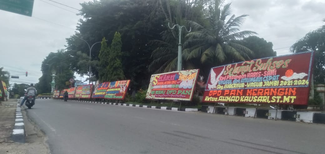 Karangan Bunga Menghiasi Jalan di depan Posko Koalisi Haris-Sani