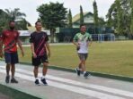 Prajurit dan PNS Korem 042/Gapu saat melaksanakan olahraga di sekitar Makorem Jambi.