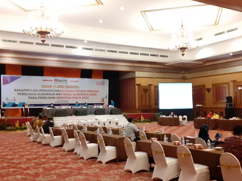 Pleno Rekapitulasi Penghitungan Suara Pilgub Jambi oleh KPU Provinsi Jambi