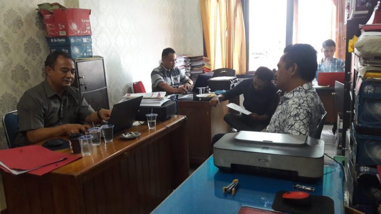 Radius Prawira, Kades Desa Koto Dua Baru, Kecamatan Air Hangat Barat, saat menjalani pemeriksaan.