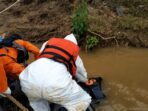 Tim Basarnas saat melaksanakan evakuasi mayat korban Dendi.