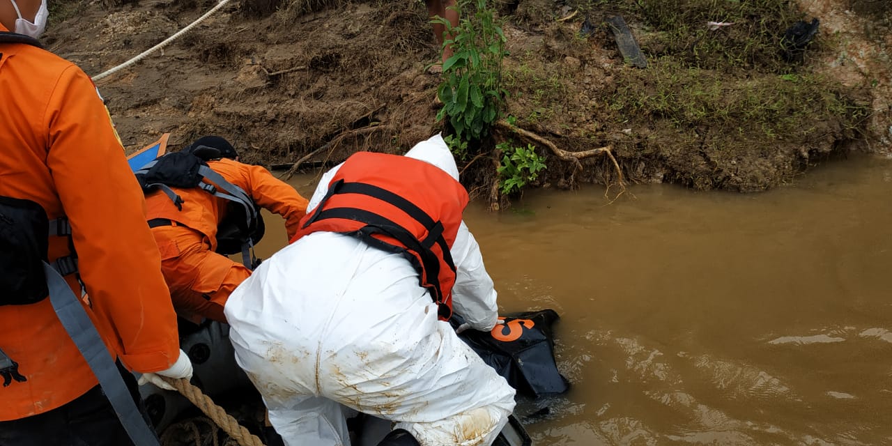Tim Basarnas saat melaksanakan evakuasi mayat korban Dendi.