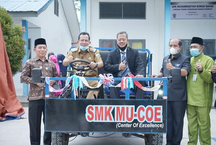 Wakil Bupati Muaro Jambi, Bambang Bayu Suseno uji coba mobil Esemka MU-COE hasil karya siswa SMK Muhammadiyah, Sungai Bahar.