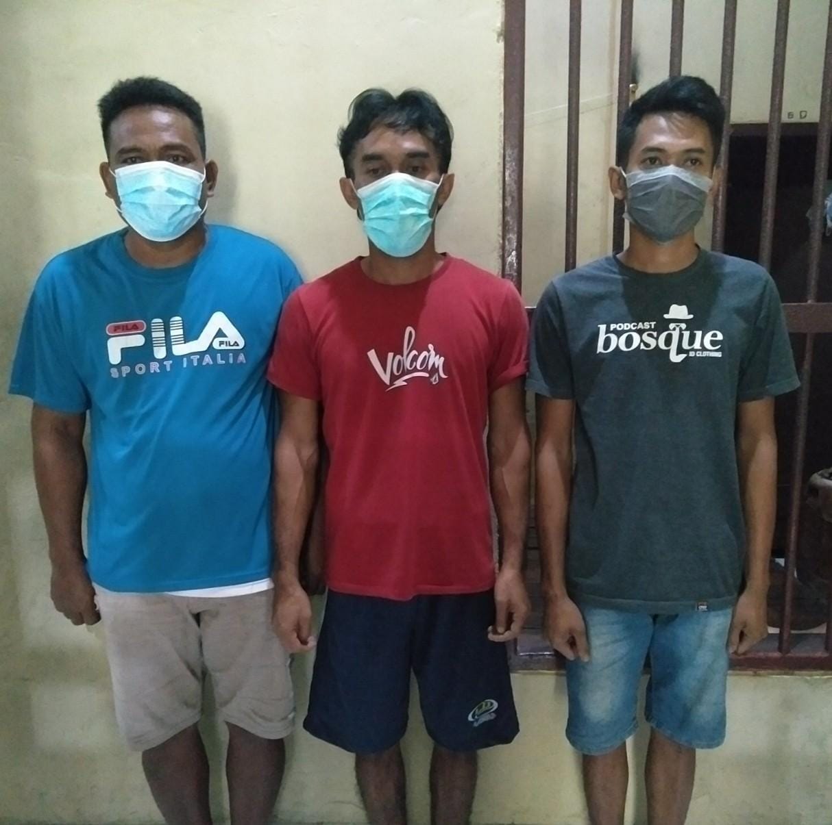 Ketiga tersangka kasus BBM ilegal saat diamankan di Mapolres Muaro Jambi.(Foto:Raden Hasan Efendi/Jambipers.com).