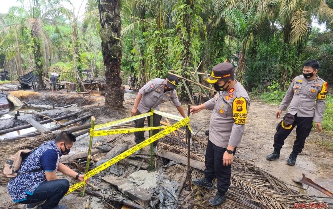 proses penutupan sumur minyak ilegal di Bahar Selatan
