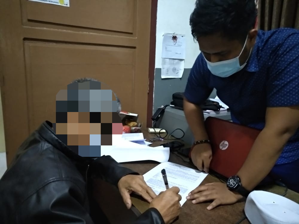 Tersangka AH saat diperiksa di Mapolres Muaro Jambi.(Foto:Raden Hasan Efendi/Jambipers.com)