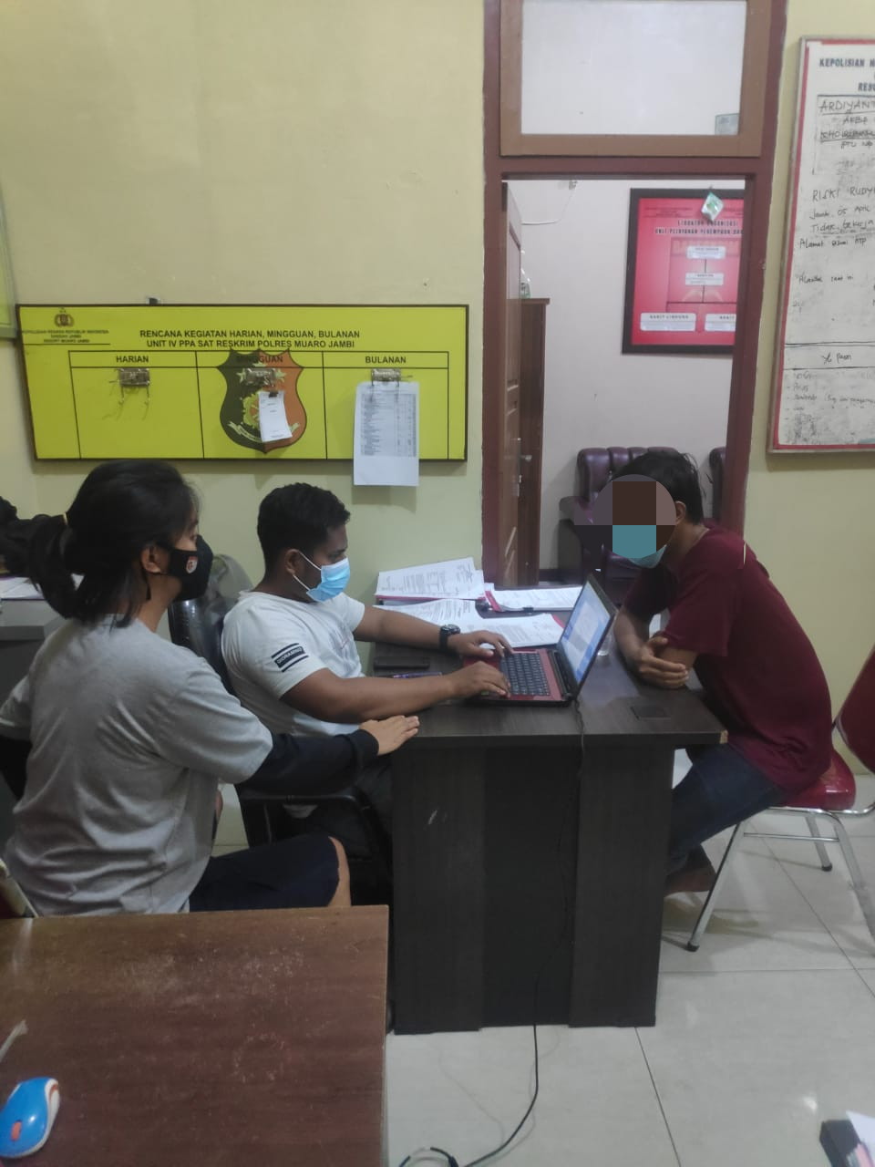 Tersangka R saat diperiksa di Unit PPA Mapolres Muaro Jambi.