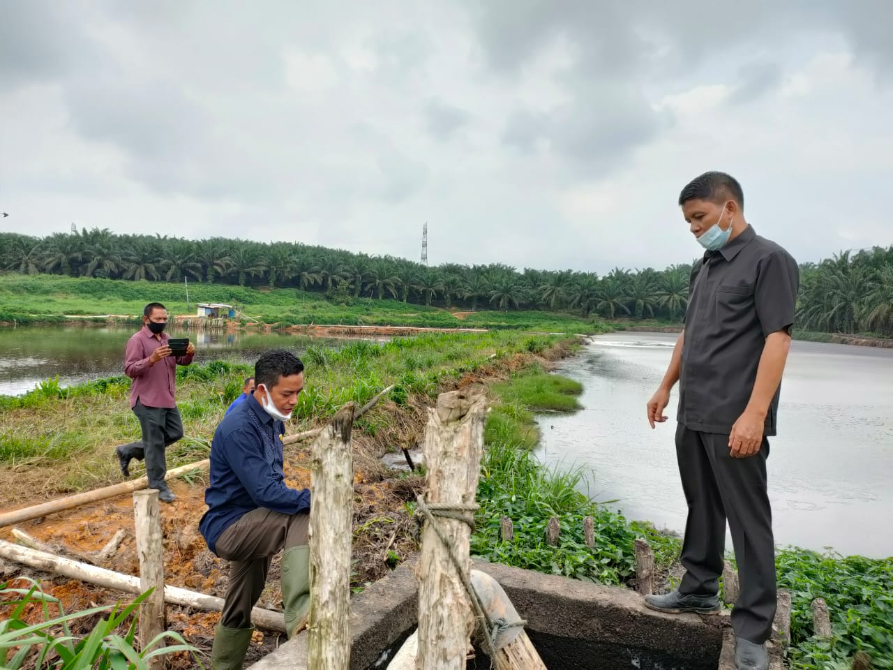 Komisi III dan DLH Muaro Jambi saat meninjau kolam limbah PT.BBS.(Foto:Raden Hasan Efendi/Jambipers.com)
