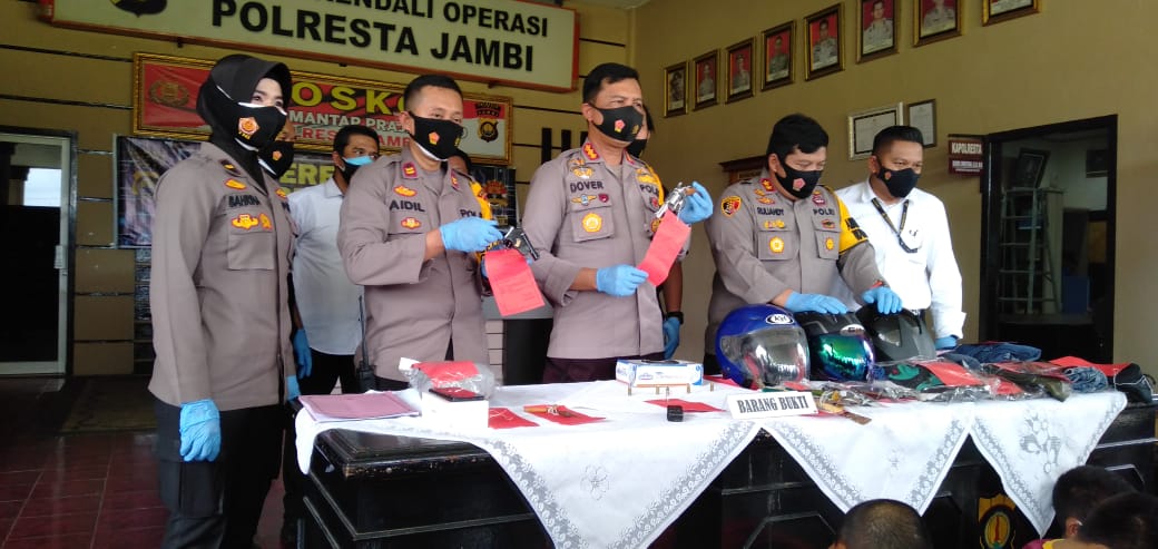 Polrestas Jambi gelar konferensi pers penangkapan tiga pelaku Curat yang beraksi di Jelutung.