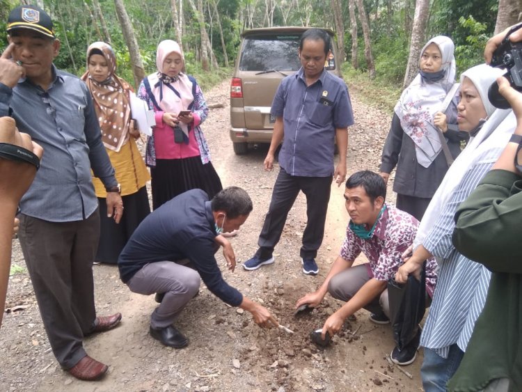 Anggota DPRD Muaro Jambi Dapil Jaluko saat mengevaluasi sejumlah proyek fisik di Kecamatan Jaluko.