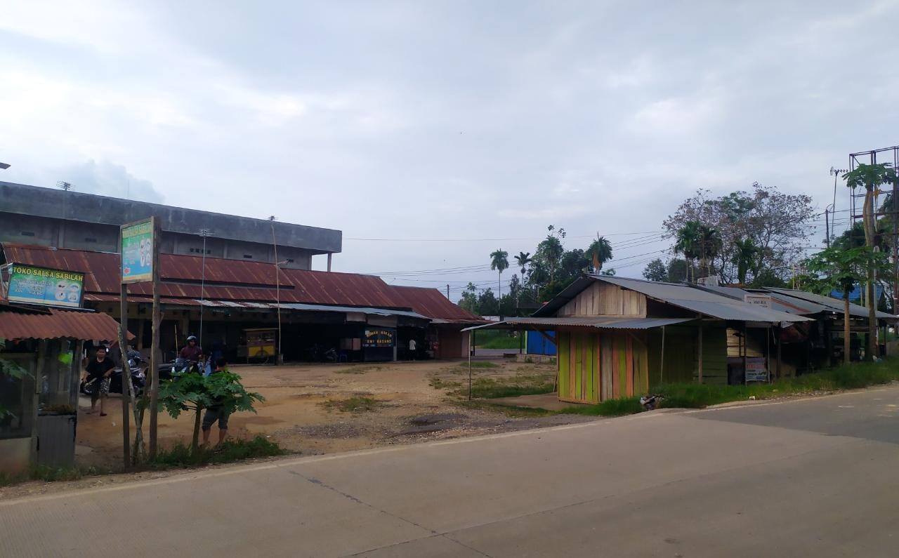 Lokasi Terminal Simpang Sungai Duren beralih fungsi menjadi tempat usaha.