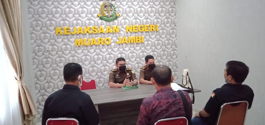 Kasi Intel bersama tim saat menerima laporan dugaan korupsi dari LMPP Muaro Jambi.(Foto:Raden Hasan Efendi).